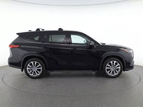 Used 2021 Toyota Highlander Limited FWD image 2