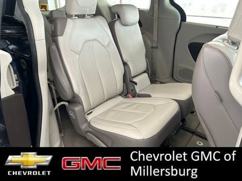 Used 2017 Chrysler Pacifica Touring-L image 27