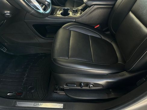 Certified 2023 GMC Acadia SLT w/ Preferred Package image 13