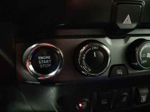 Used 2019 Toyota Tacoma TRD Sport image 31