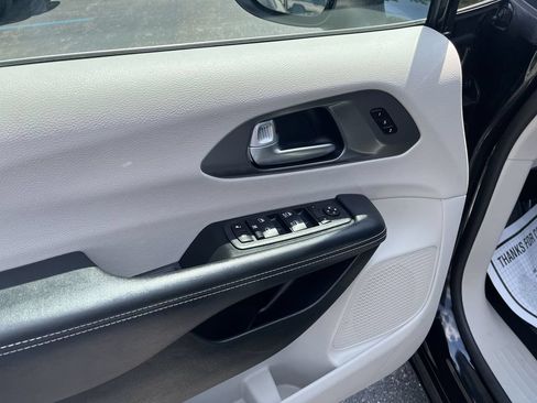 Used 2023 Chrysler Pacifica Touring-L FWD image 5