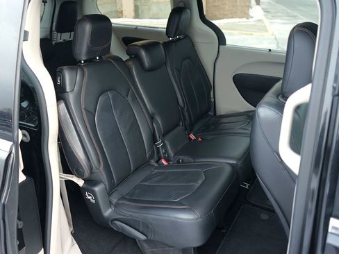 Used 2018 Chrysler Pacifica Touring-L image 26