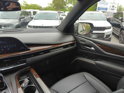 Used 2022 Cadillac Escalade Luxury AWD/4WD image 29