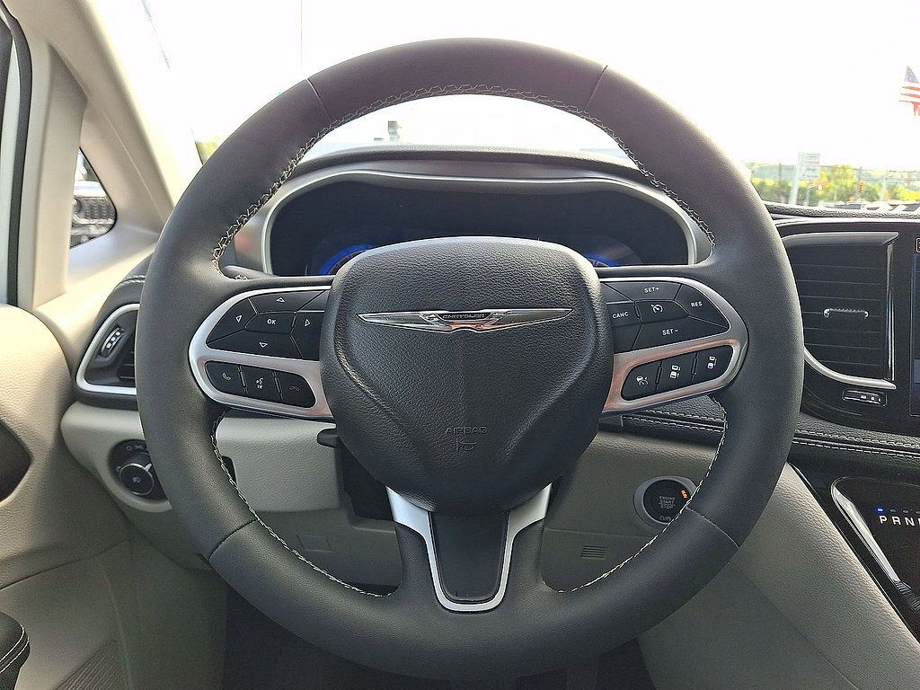 Used 2024 Chrysler Pacifica Touring-L FWD image 16