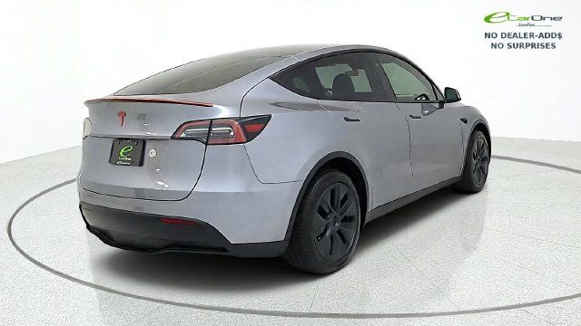 Used 2025 Tesla Model Y Long Range RWD image 9