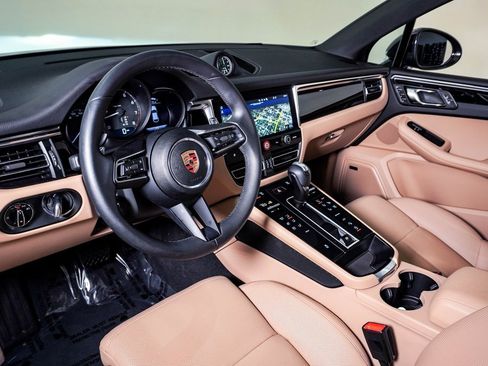 Certified 2025 Porsche Macan image 4