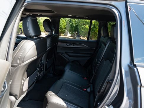 New 2025 Jeep Grand Cherokee Altitude image 18