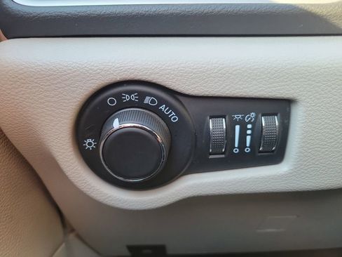 Used 2023 Chrysler Voyager LX image 34