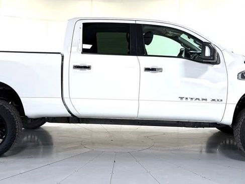 Used 2018 Nissan Titan SV RWD image 3
