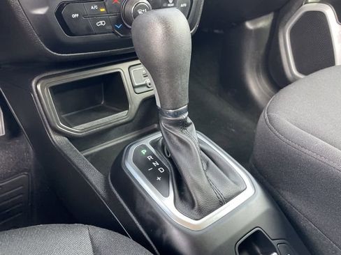 Used 2019 Jeep Renegade Latitude FWD image 17