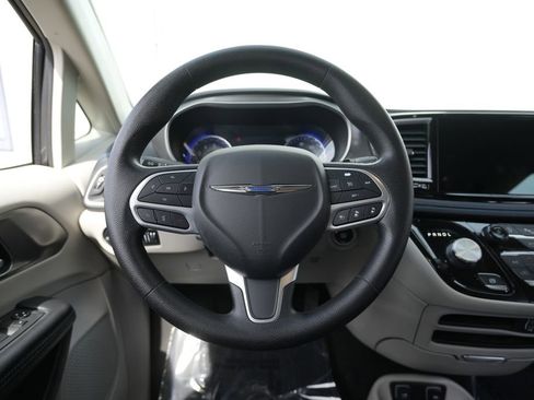 Used 2021 Chrysler Pacifica Touring image 34