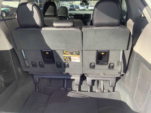 Used 2019 Toyota Sienna SE Premium image 14