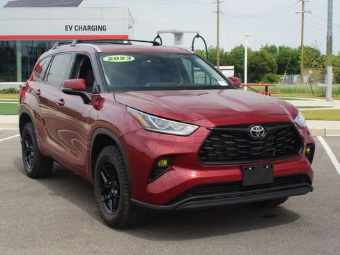 Used 2023 Toyota Highlander Limited FWD image 2