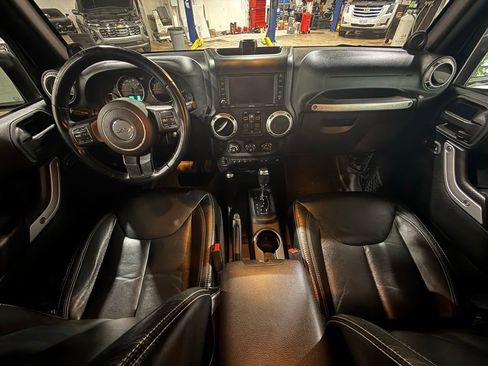 Used 2013 Jeep Wrangler Unlimited Rubicon w/ Connectivity Group AWD/4WD image 13