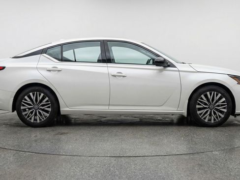 Used 2025 Nissan Altima 2.5 SV FWD image 11
