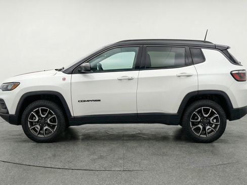Used 2025 Jeep Compass Trailhawk image 5