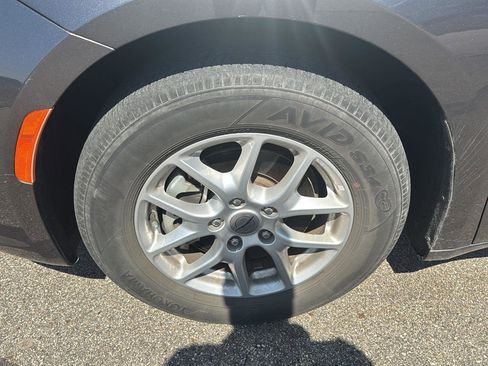 Used 2023 Chrysler Pacifica Touring-L image 9