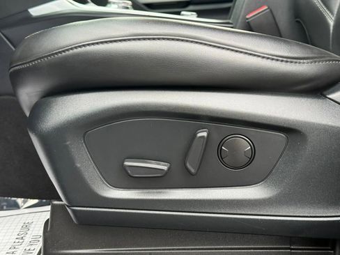 Used 2022 Ford Explorer XLT w/ Equipment Group 202A image 24