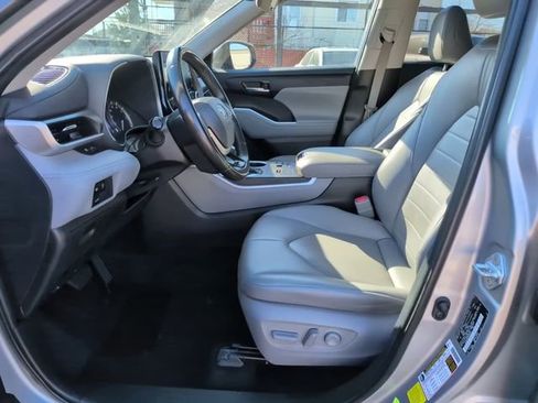 Used 2024 Toyota Highlander XLE FWD image 17