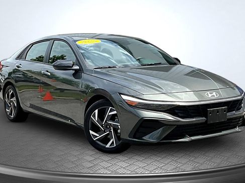 Used 2025 Hyundai Elantra Sport FWD image 3