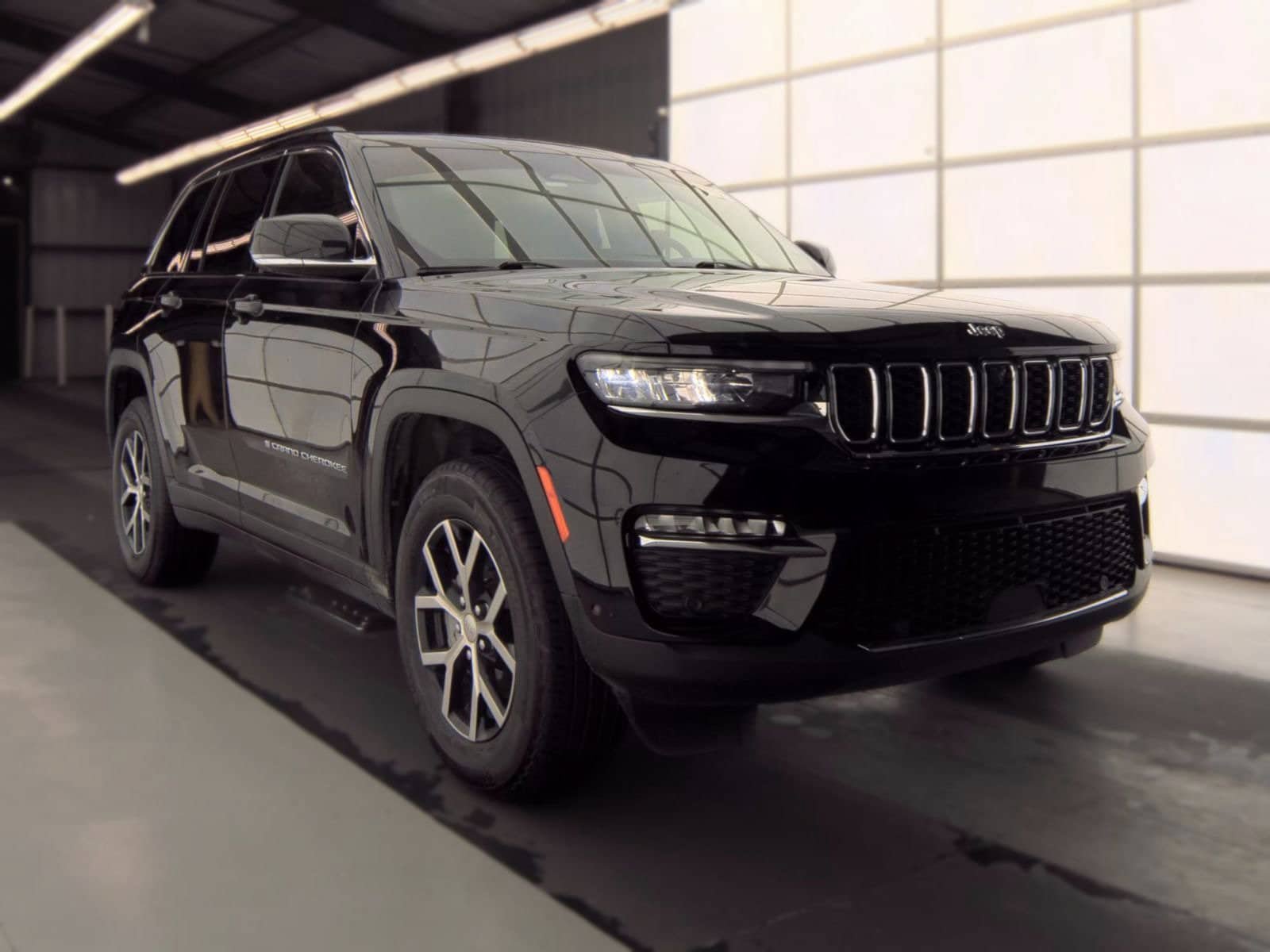 Used 2023 Jeep Grand Cherokee Limited w/ Luxury Tech Group II RWD image 1