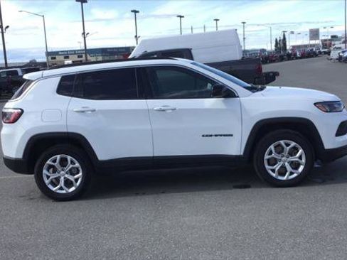 Certified 2024 Jeep Compass Latitude image 9