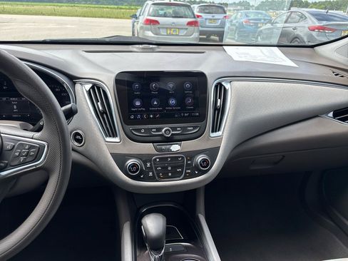 Used 2021 Chevrolet Malibu LT FWD image 15
