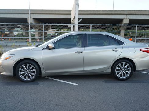 Used 2016 Toyota Camry XLE image 2