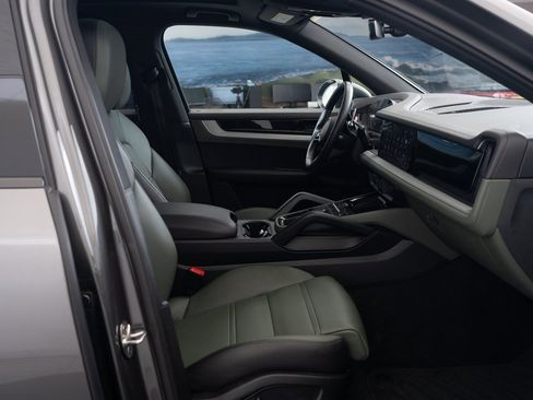 Used 2024 Porsche Cayenne image 21