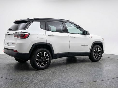 Used 2025 Jeep Compass Trailhawk AWD/4WD image 9