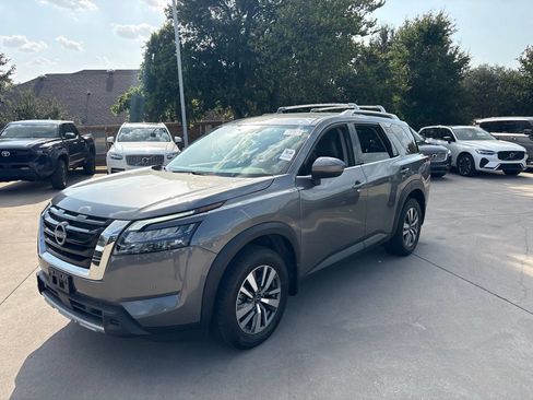 Used 2025 Nissan Pathfinder SL FWD image 1