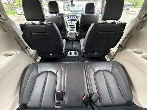 Used 2018 Chrysler Pacifica Touring-L FWD image 32