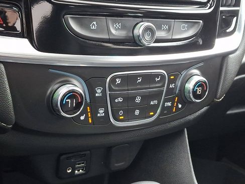 Used 2023 Chevrolet Traverse LT w/ LT Premium Package image 17