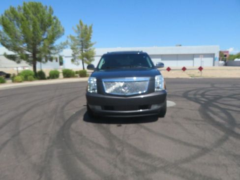 Used 2011 Cadillac Escalade ESV AWD image 11