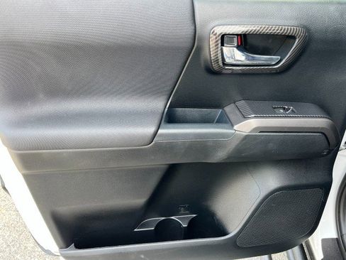 Used 2017 Toyota Tacoma TRD Sport image 34