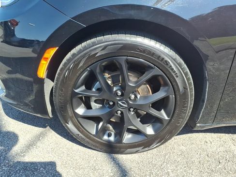 Used 2025 Chrysler Pacifica Limited FWD image 6