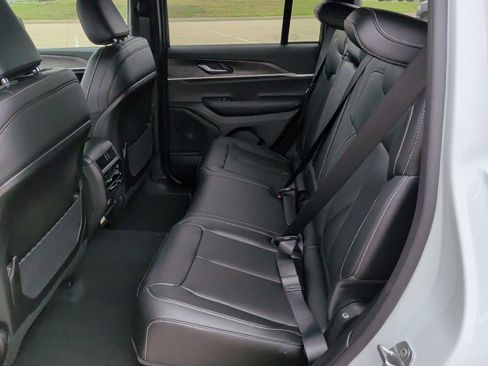 New 2025 Jeep Grand Cherokee Limited image 40