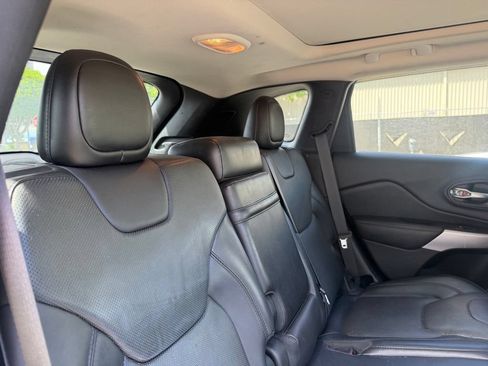 Used 2017 Jeep Cherokee Overland w/ Technology Group AWD/4WD image 14