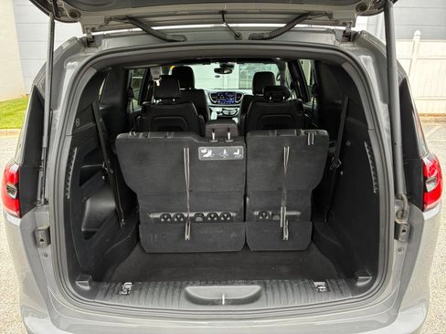 Used 2021 Chrysler Pacifica Touring-L w/ S Appearance Package FWD image 19