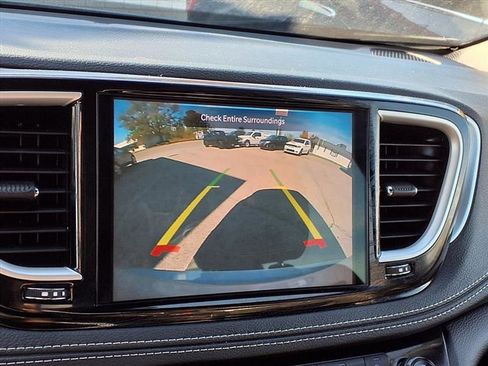 Used 2023 Chrysler Pacifica Touring image 4