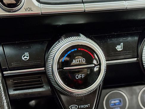 Used 2022 Genesis G70 2.0T image 4