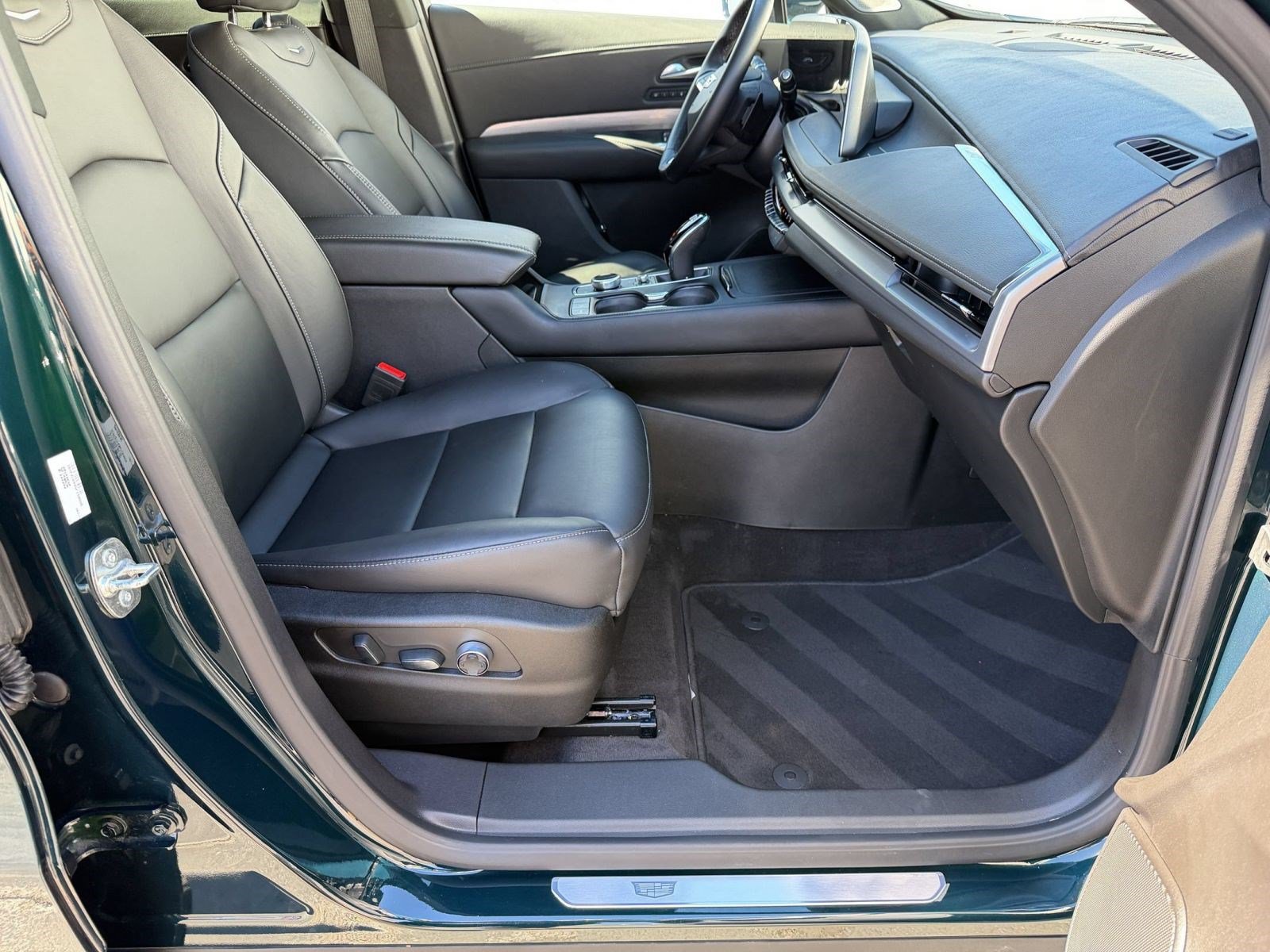 Used 2025 Cadillac XT4 Premium Luxury FWD image 25