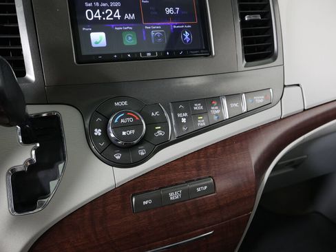 Used 2014 Toyota Sienna XLE w/ XLE Premium Package FWD image 33