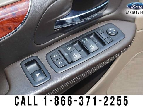 Used 2016 Chrysler Town & Country Touring FWD image 10