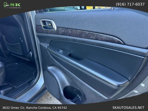 Used 2012 Jeep Grand Cherokee Laredo AWD/4WD image 24