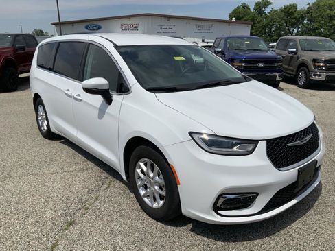 Used 2023 Chrysler Pacifica Touring-L FWD image 2