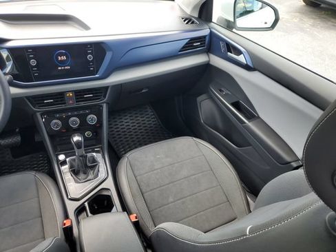 Certified 2023 Volkswagen Taos SE w/ Panoramic Sunroof Package FWD image 9