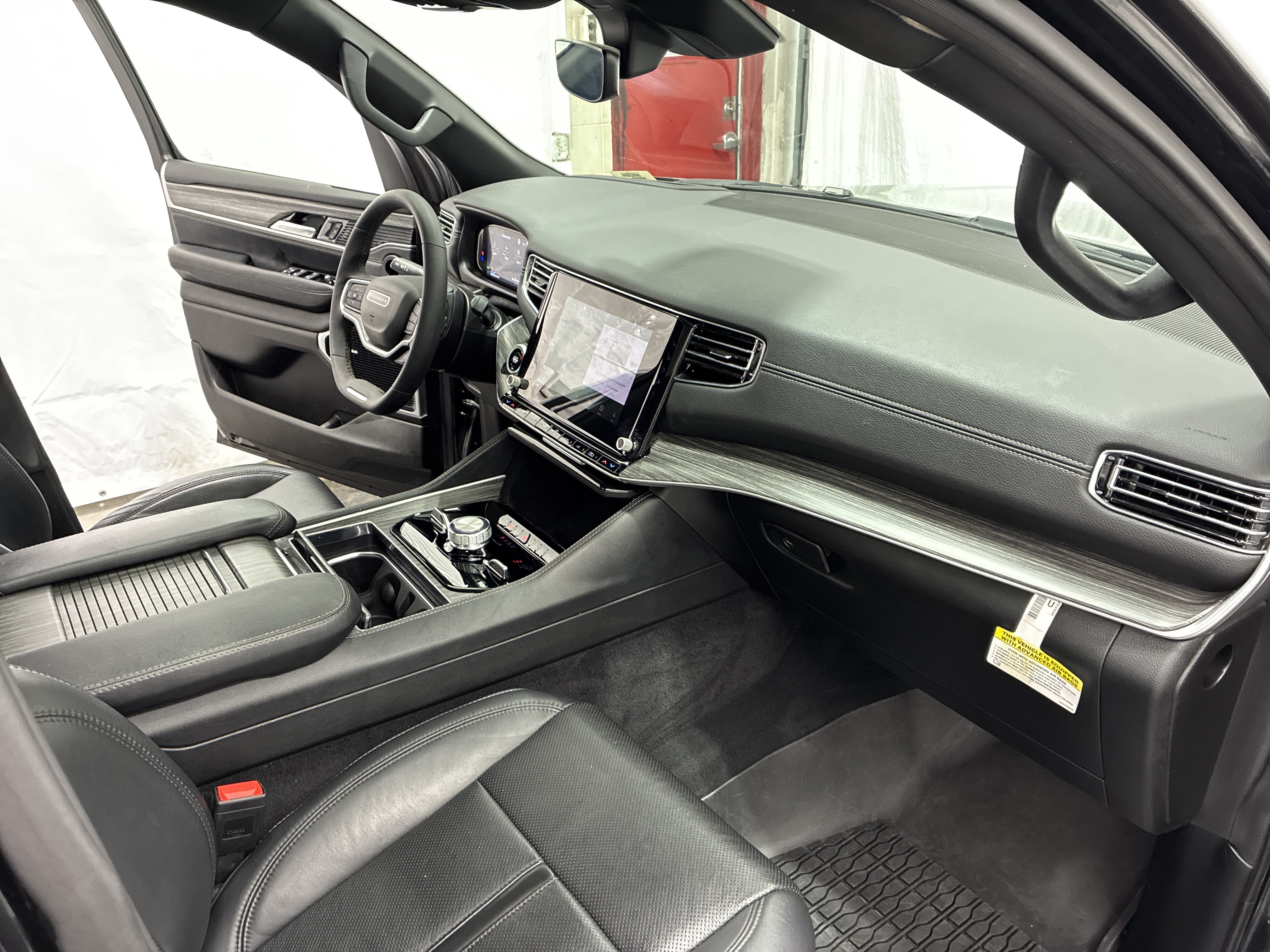 Used 2024 Jeep Wagoneer L Series III w/ Premium Group I AWD/4WD image 16