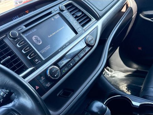 Used 2017 Toyota Highlander Limited image 29