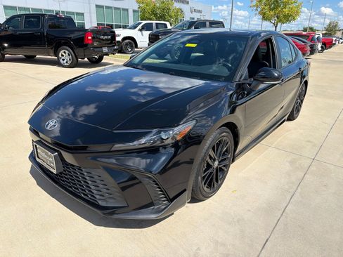Used 2025 Toyota Camry SE FWD image 9